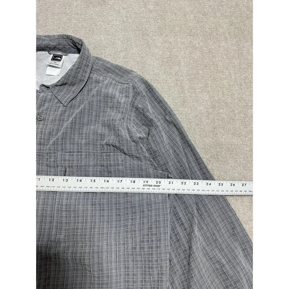 The North Face Shirt Mens Medium Gray‎ Plaid Mesh Lined Zip Pocket Hiking Travel